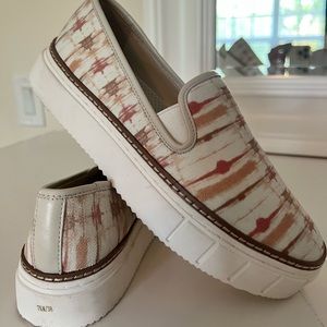 BRAND NEW Vince Camuto remmeya slide on sneaker burnt orange